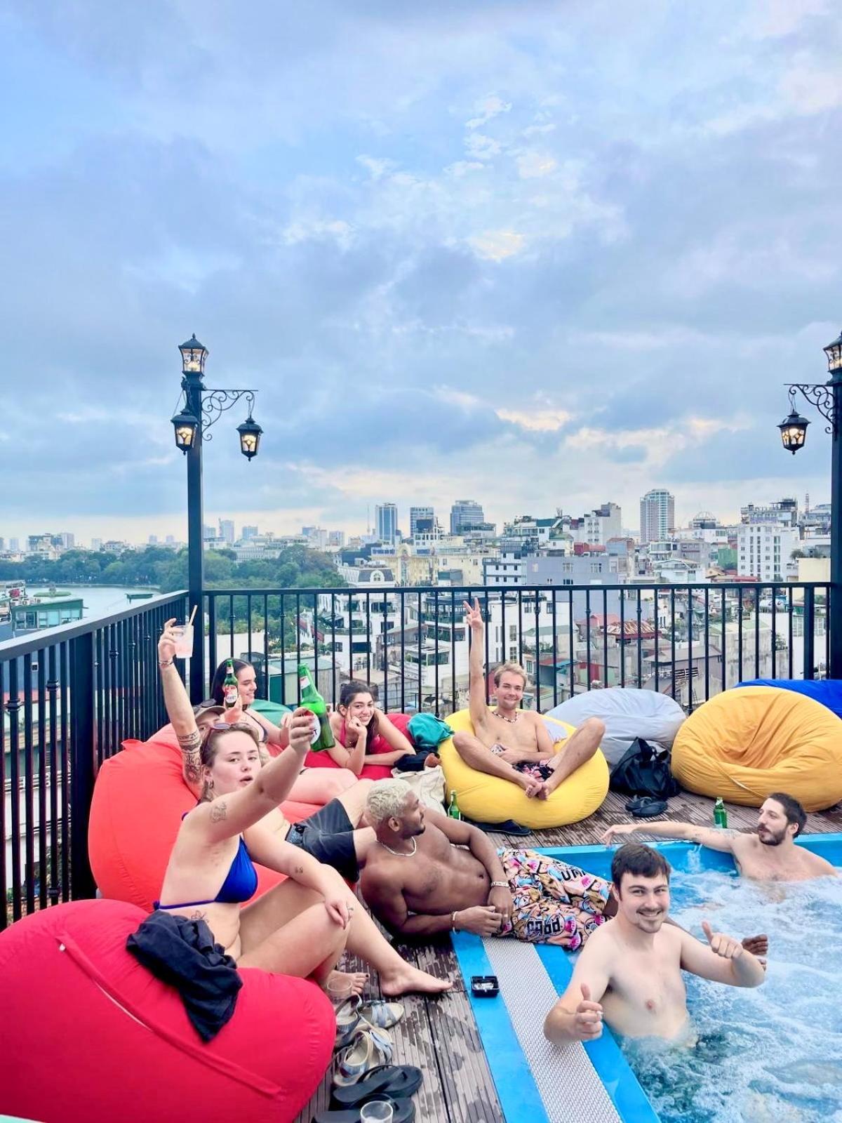 Lakeview Backpackers Hostel & Rooftop Bar Hanoï Extérieur photo