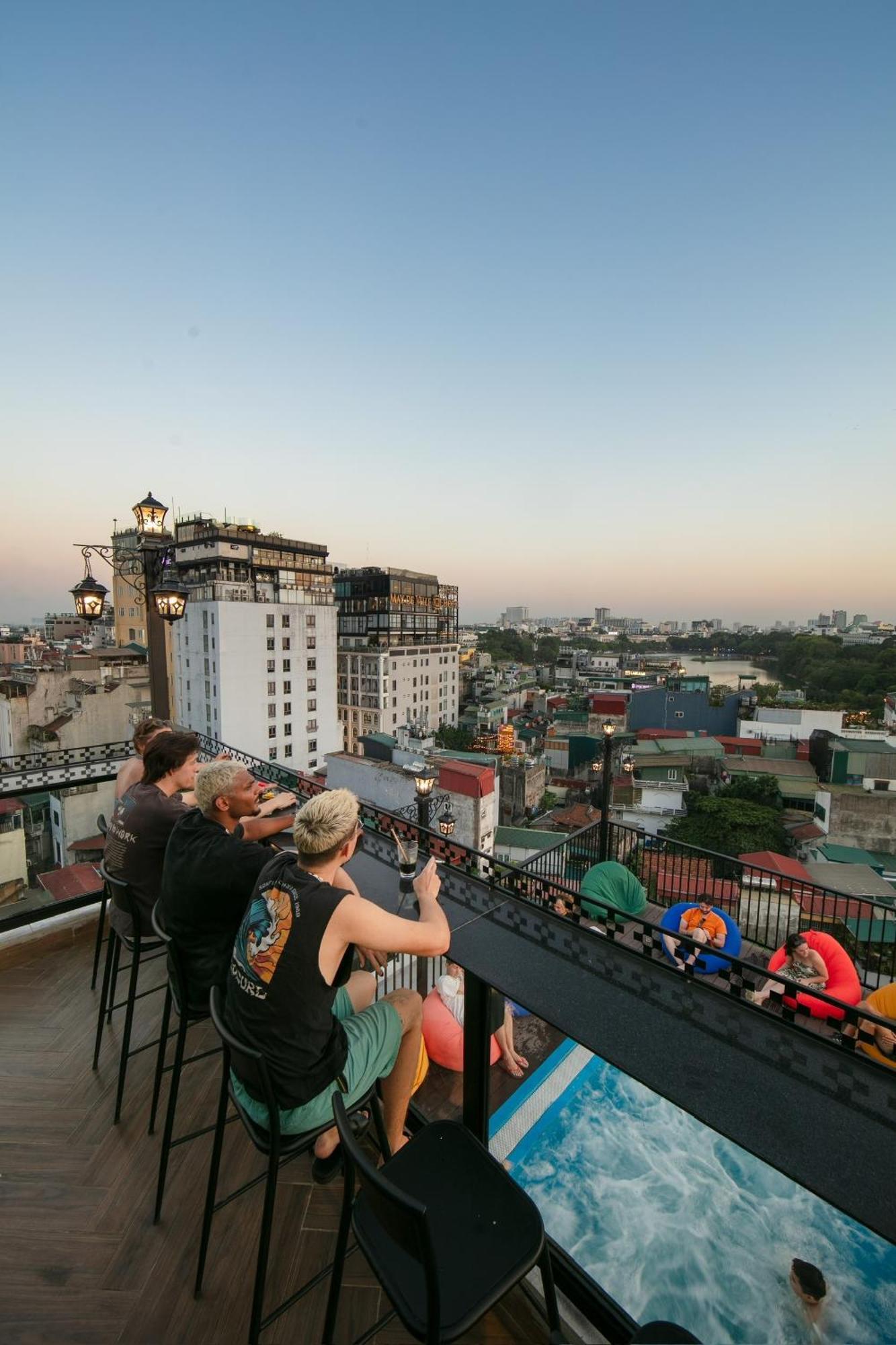 Lakeview Backpackers Hostel & Rooftop Bar Hanoï Extérieur photo