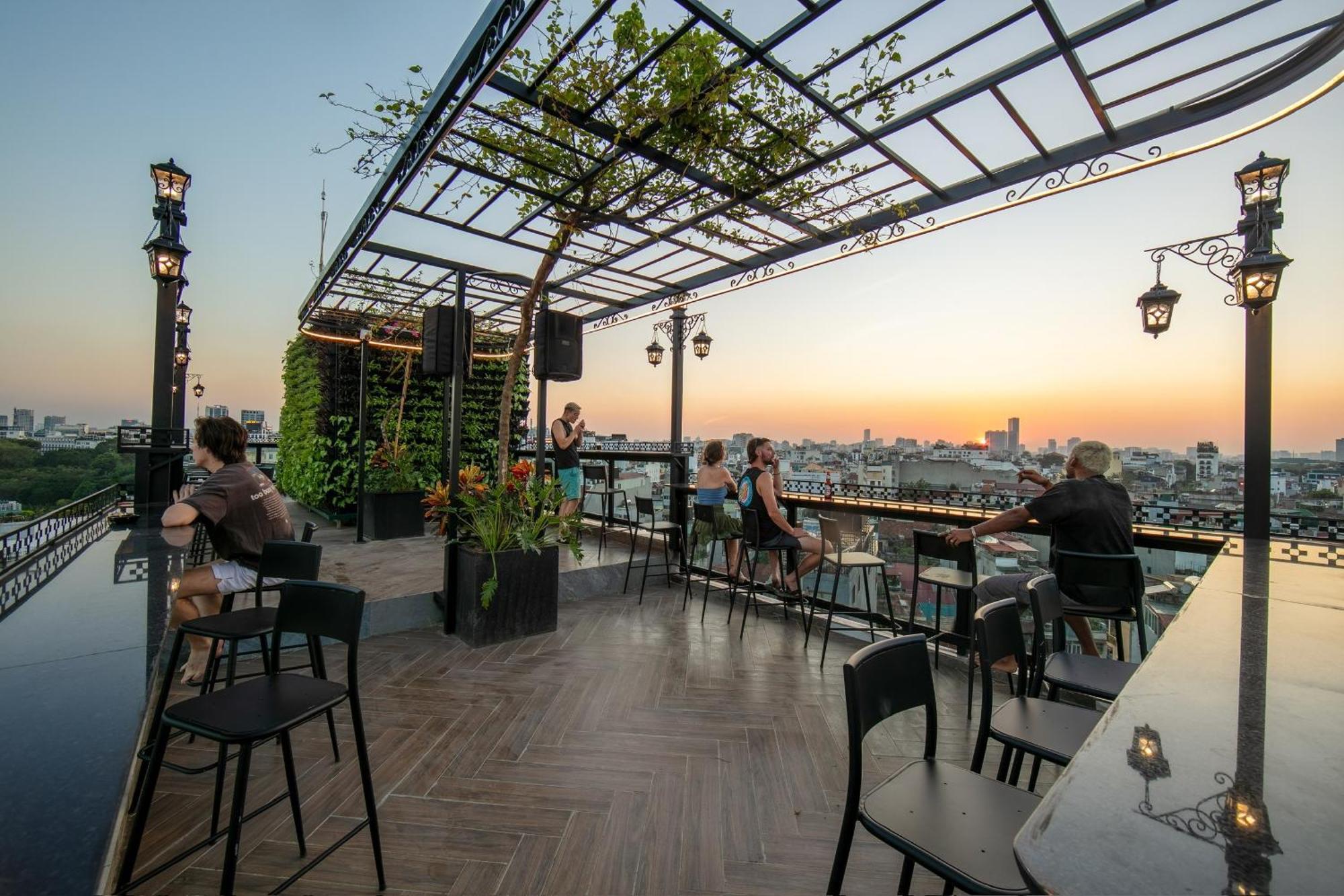 Lakeview Backpackers Hostel & Rooftop Bar Hanoï Extérieur photo
