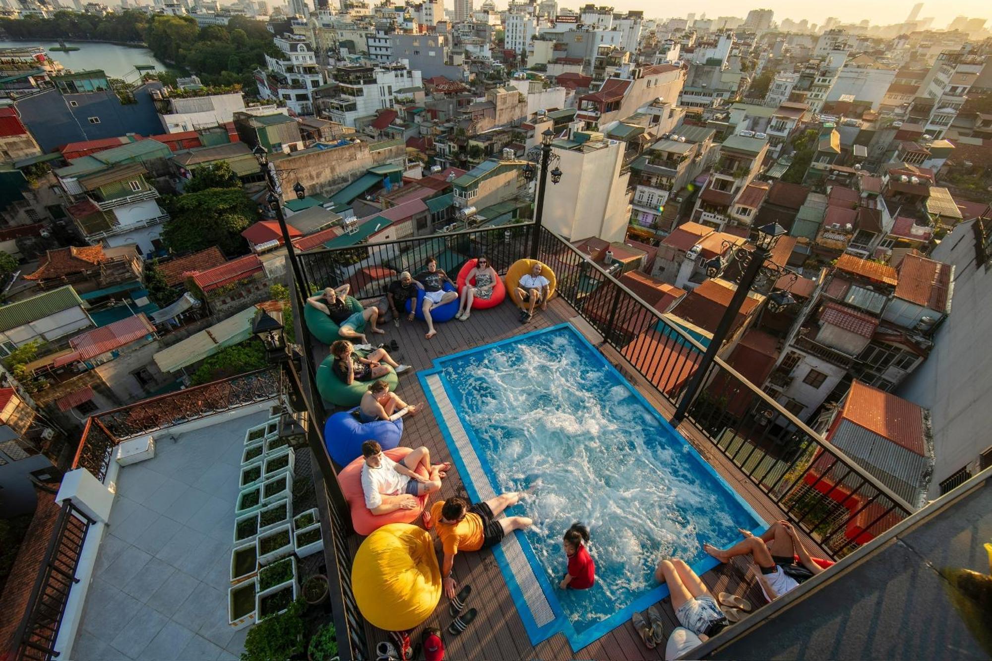 Lakeview Backpackers Hostel & Rooftop Bar Hanoï Extérieur photo