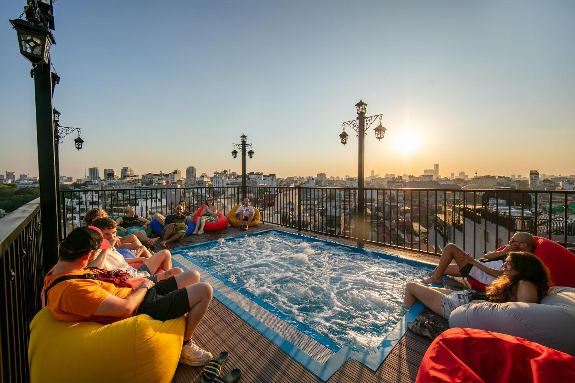 Lakeview Backpackers Hostel & Rooftop Bar Hanoï Extérieur photo