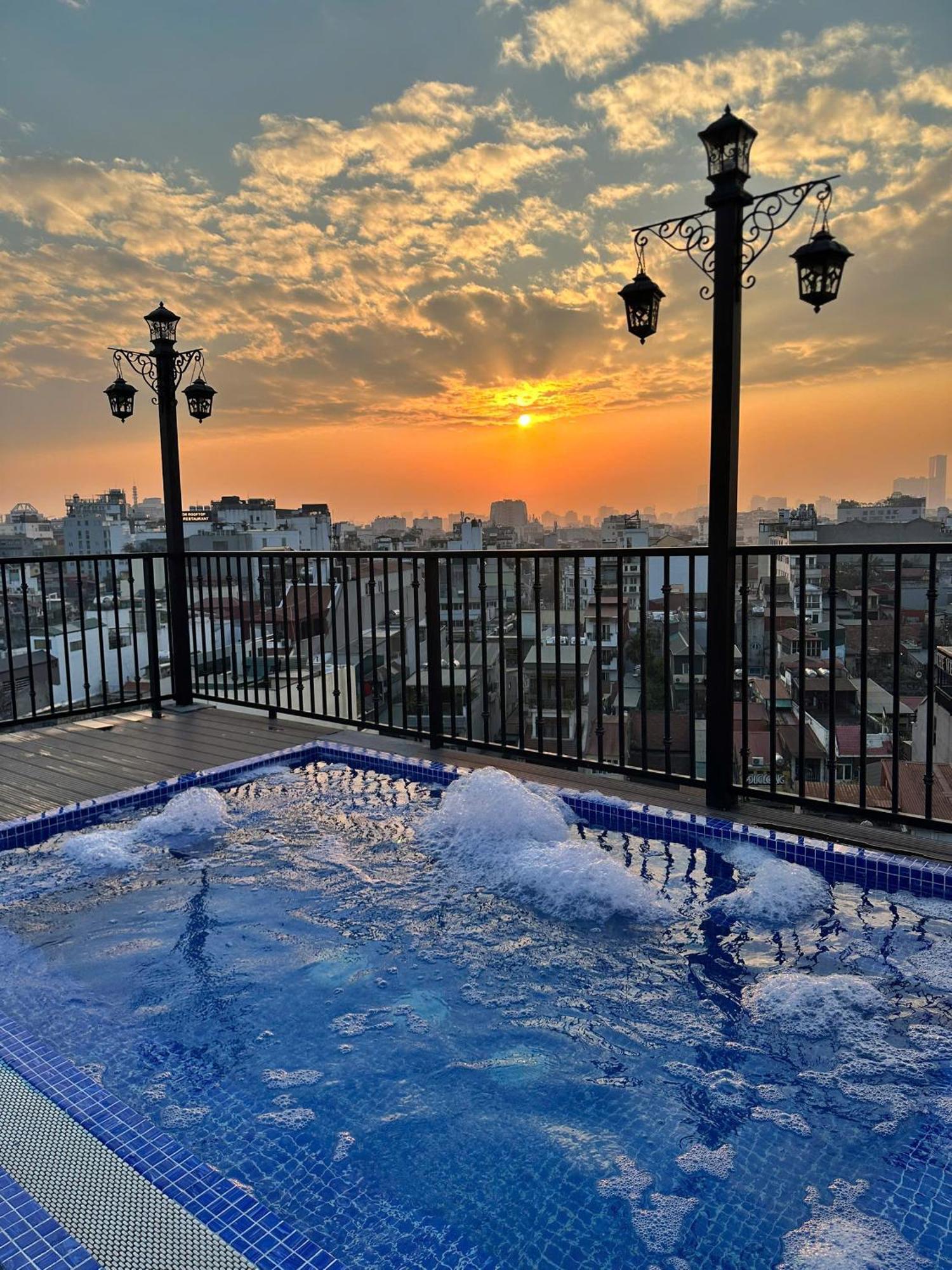Lakeview Backpackers Hostel & Rooftop Bar Hanoï Extérieur photo