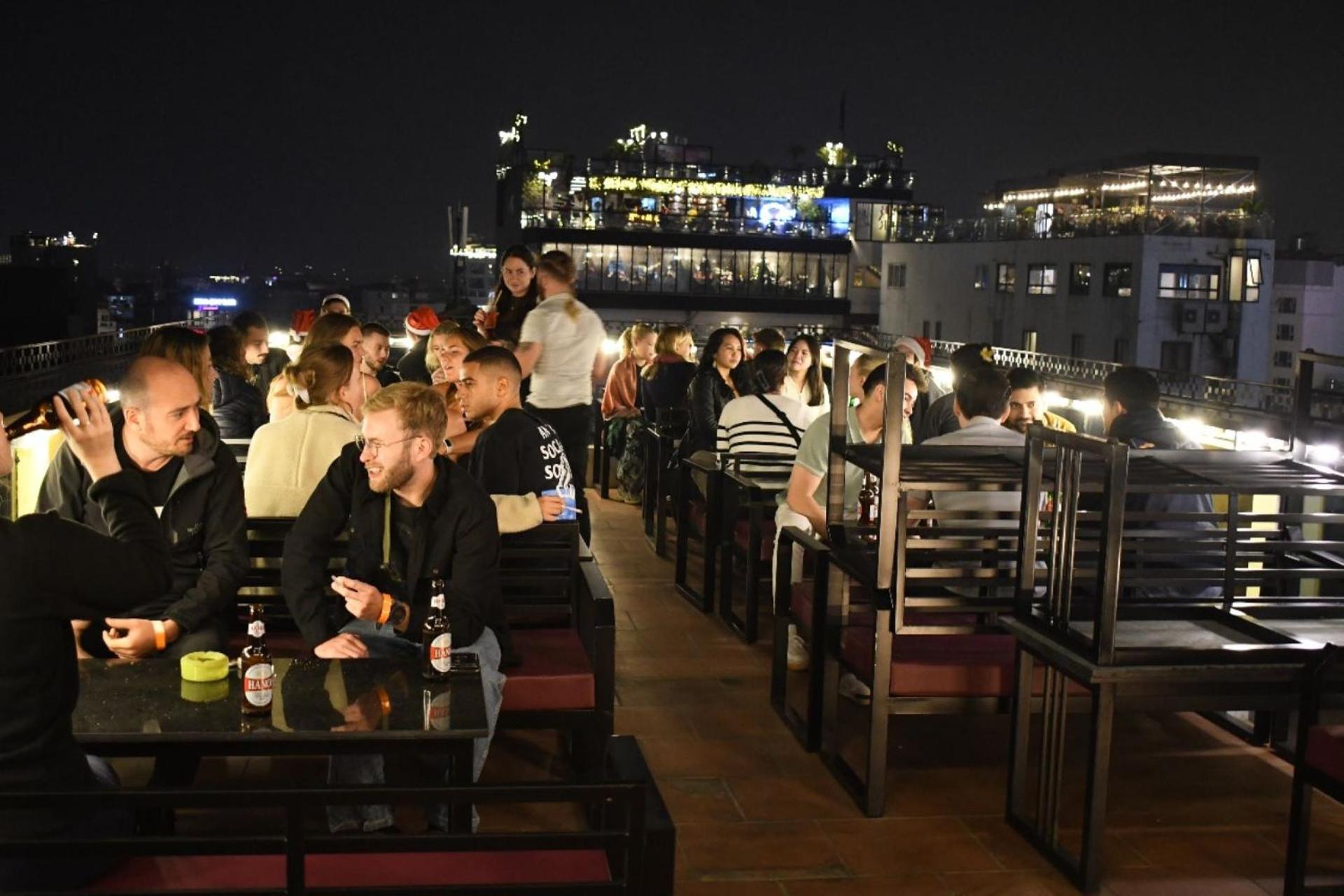 Lakeview Backpackers Hostel & Rooftop Bar Hanoï Extérieur photo