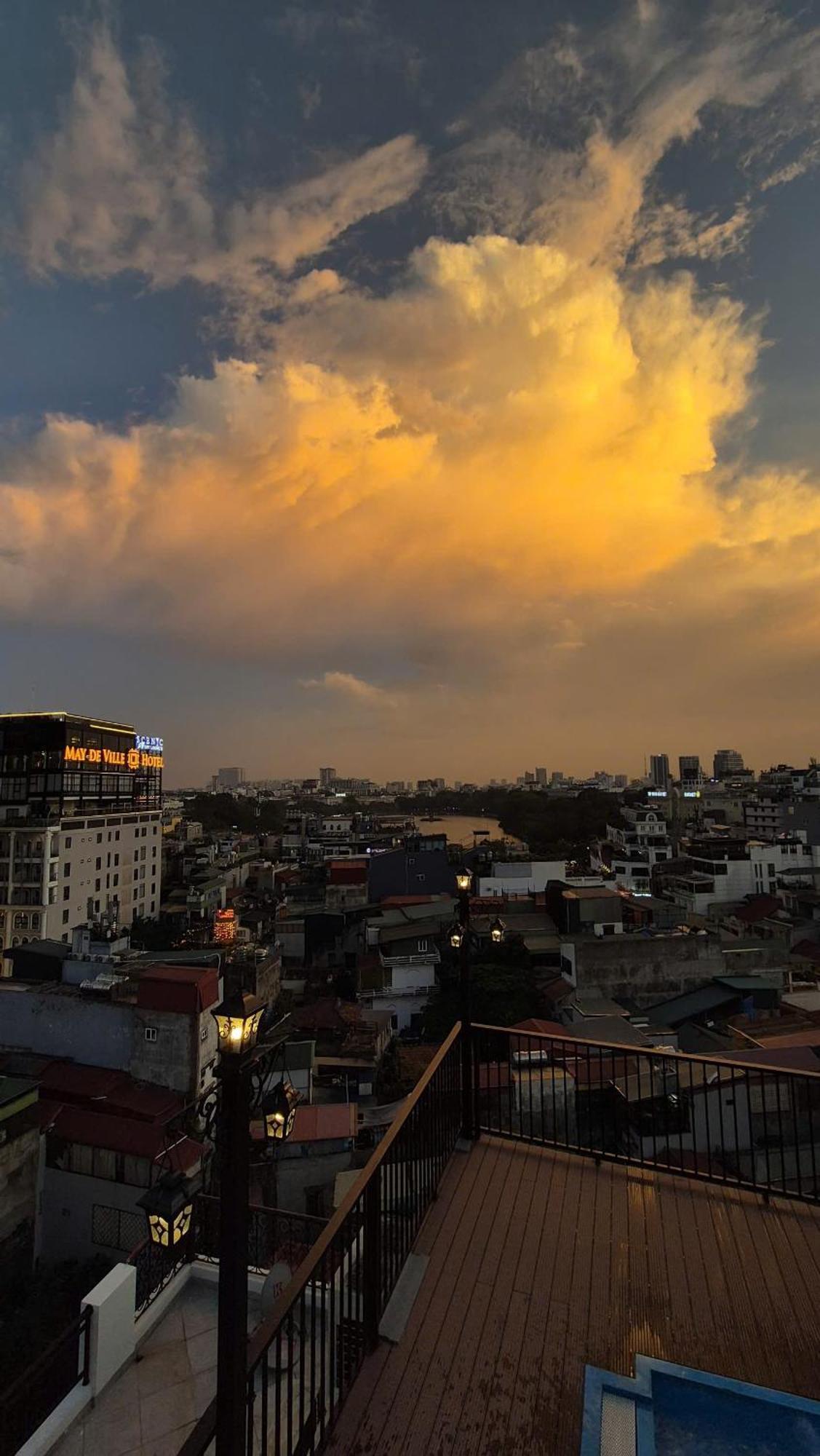 Lakeview Backpackers Hostel & Rooftop Bar Hanoï Extérieur photo